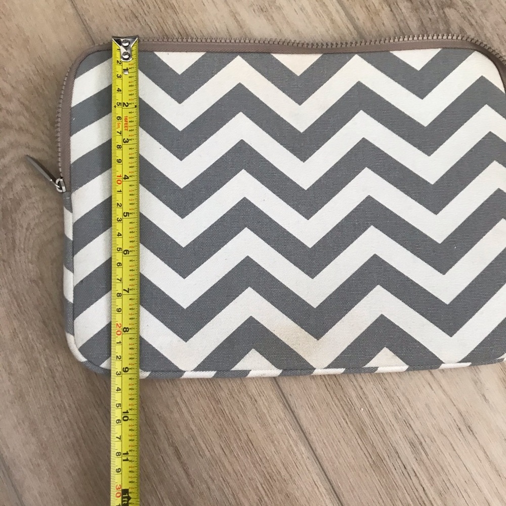 Grey chevron laptop case - Picture 8 of 9